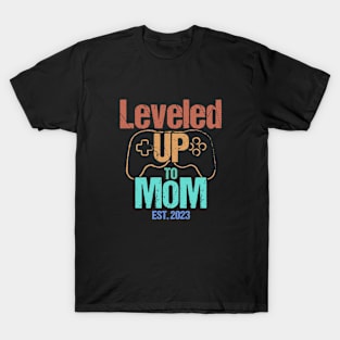 Leveled UP to MOM Est. 2023 - Funny Gamer T-Shirt